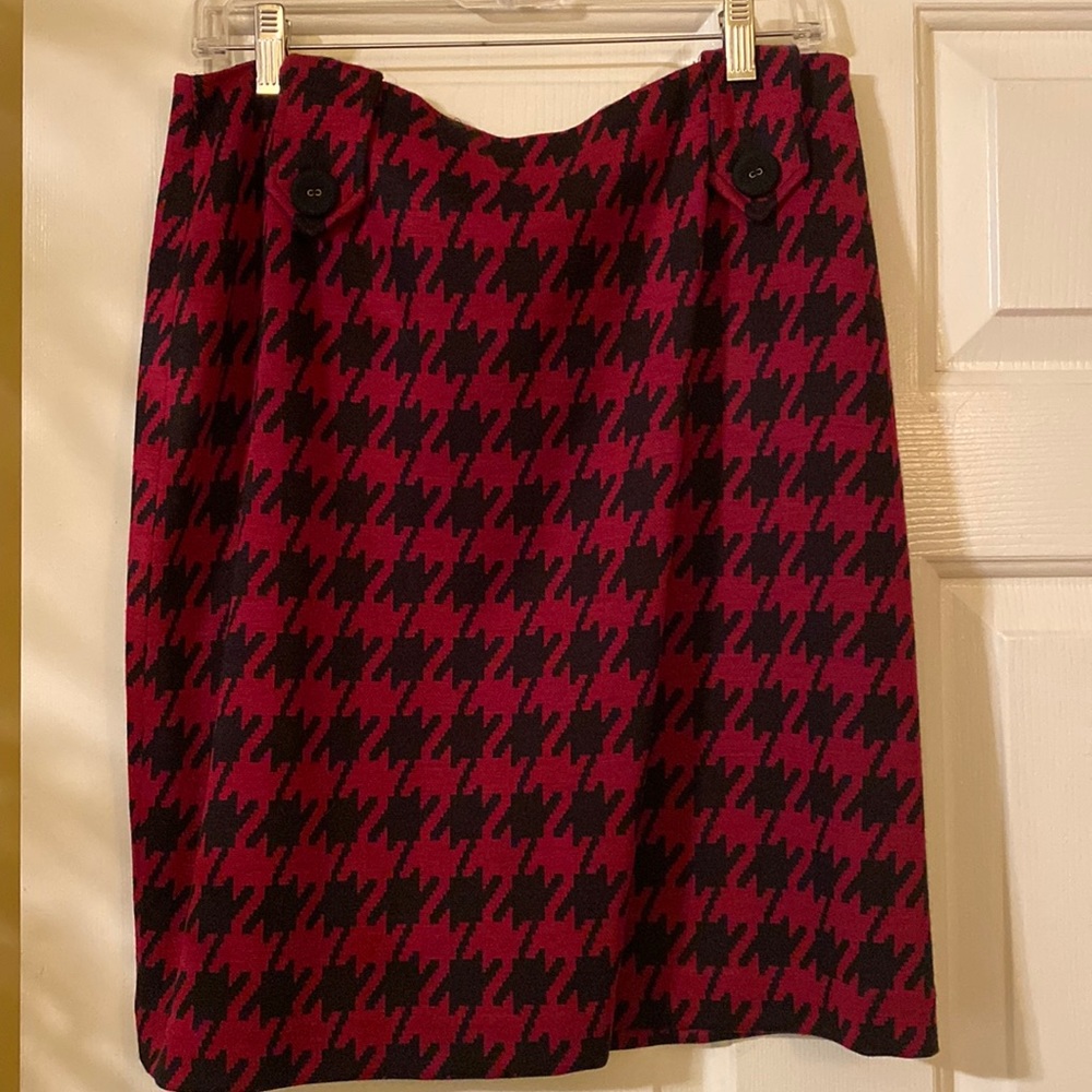 Harold’s Red and black hounds tooth skirt. Size 12.